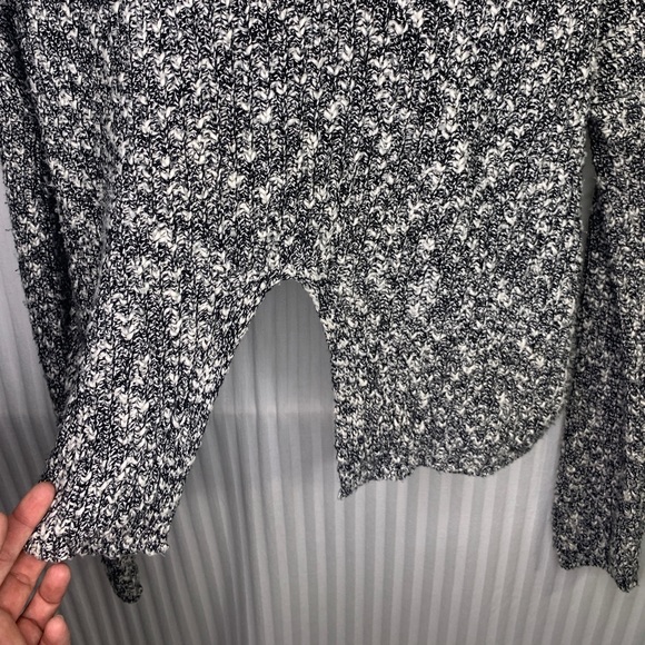 Express Cropped Sweater V-Neck Knit Black White Soft Size Small Cut Out Back - Picture 10 of 14